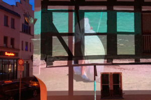 Mehr über den Artikel erfahren Zeitsprünge – Friedrich heute: Videoprojektion im öffentlichen Raum am 26. und 27. April 2024