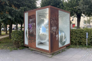 Mehr über den Artikel erfahren pressure body: Installation des Künstlers Marbod Fritsch im CUBIC bis 25. Oktober 2026